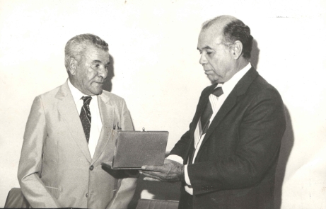 Bem Bem sendo homenageado pelo prefeito Benedito Pinto Dias nos anos 1980 (Foto: Acervo Familiar)